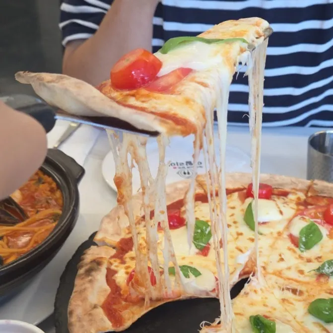 ミニトマトとバジルがのったマルゲリータピザ