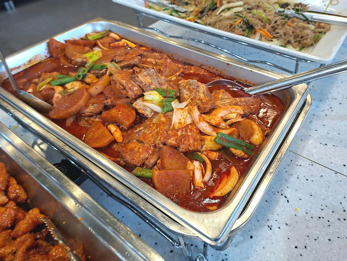 배식대에 담긴 갈치무조림