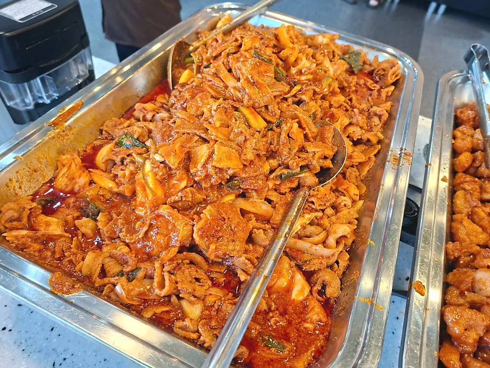 제육볶음과 쌈 채소가 놓인 배식대