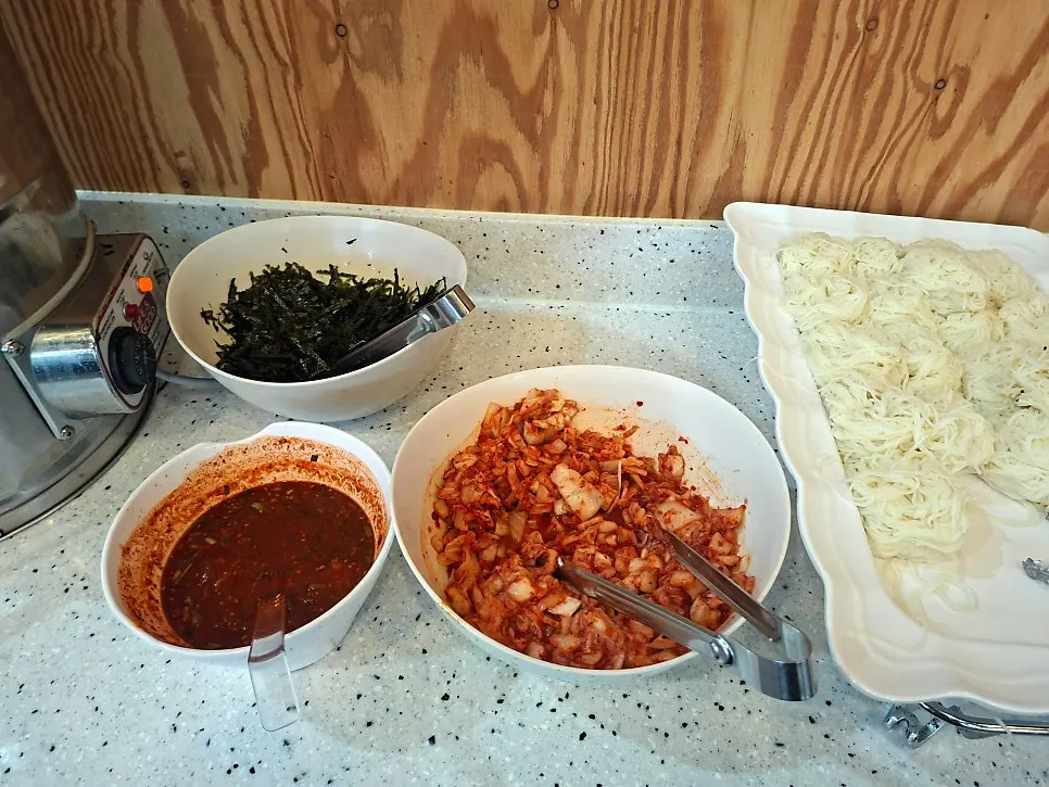 국과 반찬이 준비된 배식 코너