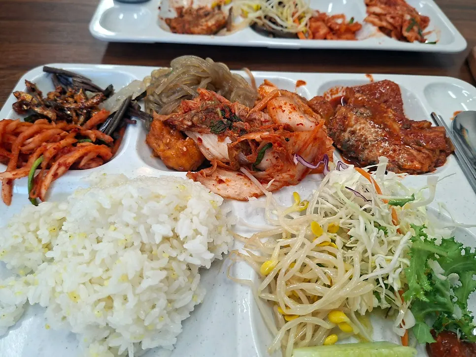 식판에 담아온 한식뷔페 한 상