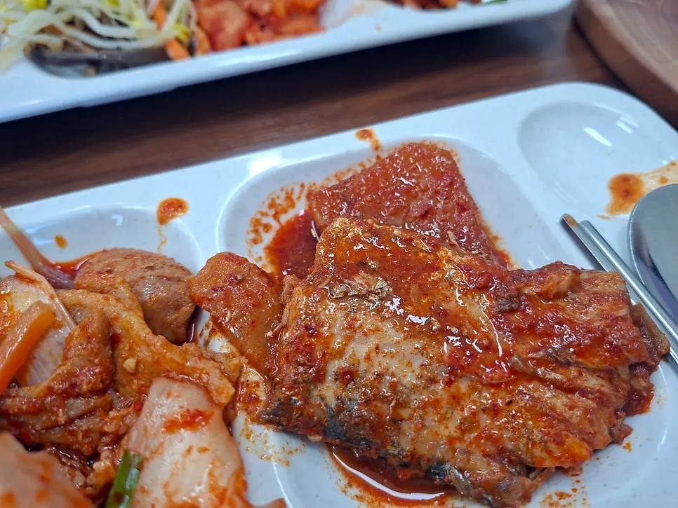 취향대로 담아온 반찬 접시