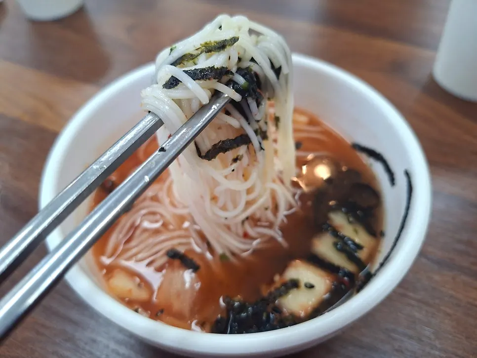 푸짐하게 담긴 식판 한 상