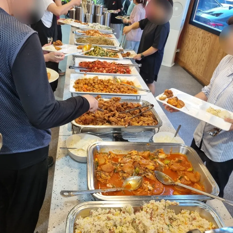 직접 골라 담는 한식뷔페 진열대
