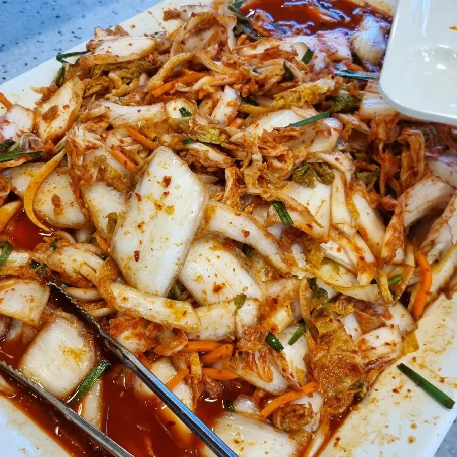접시에 담은 밥과 반찬 한 상