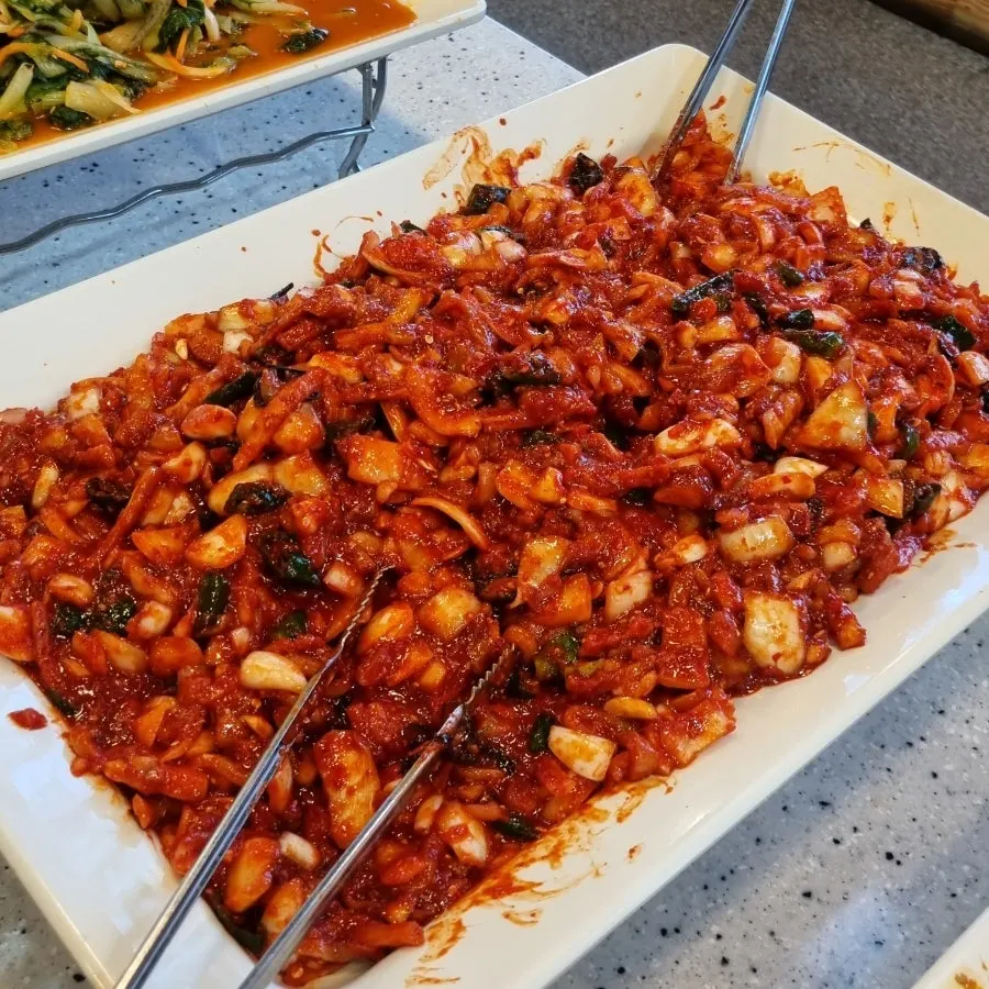 조금씩 담아 맛본 반찬 접시