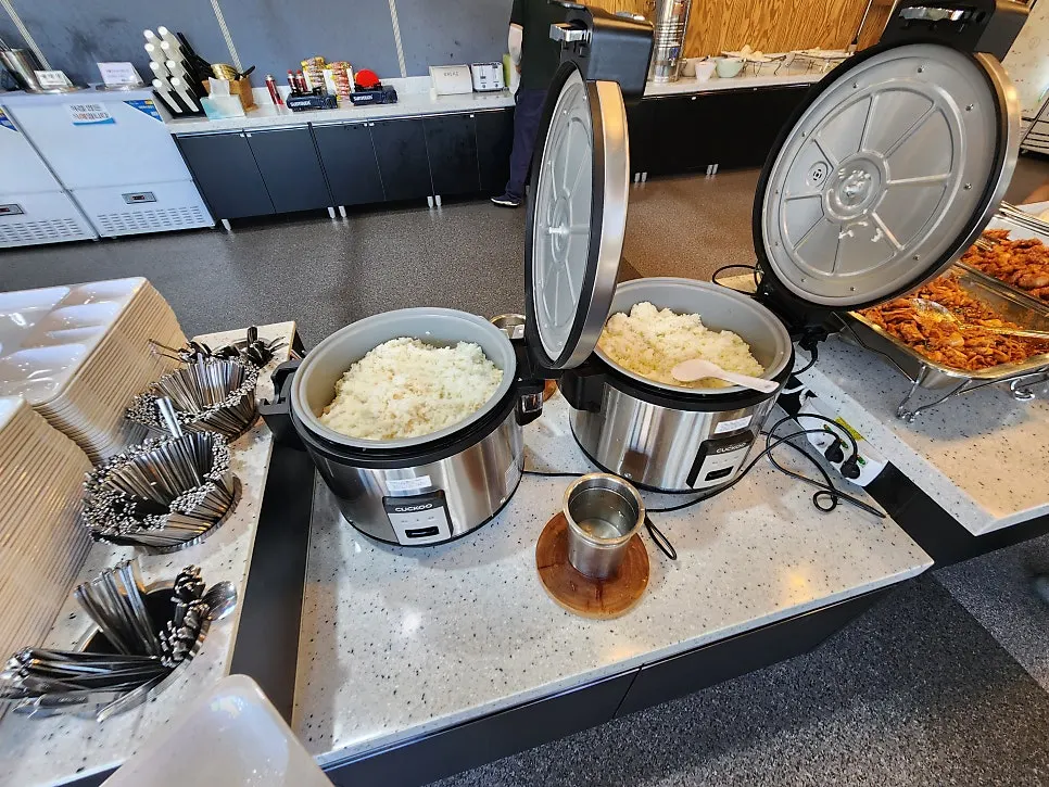 Steaming warming counters and food stations