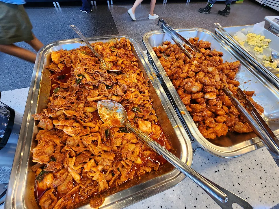 Serving station with two kinds of rice