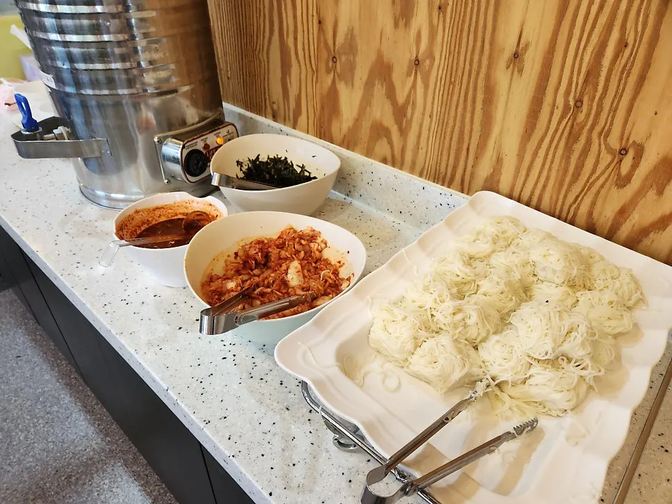Self-serve ramen and janchi-guksu corner