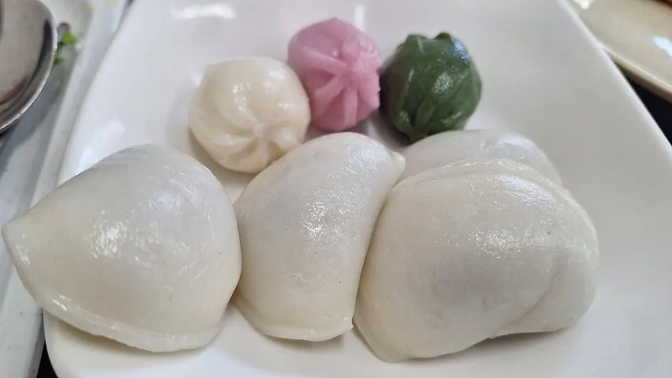Dessert plate with baram-tteok and kkul-tteok