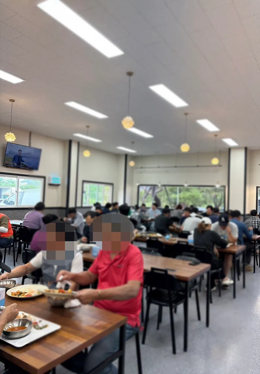 깔끔한 한식뷔페 매장 내부 식사 공간