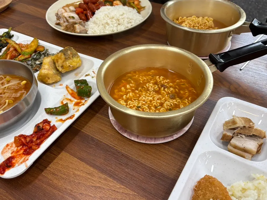 끓여 담아온 라면 한 그릇