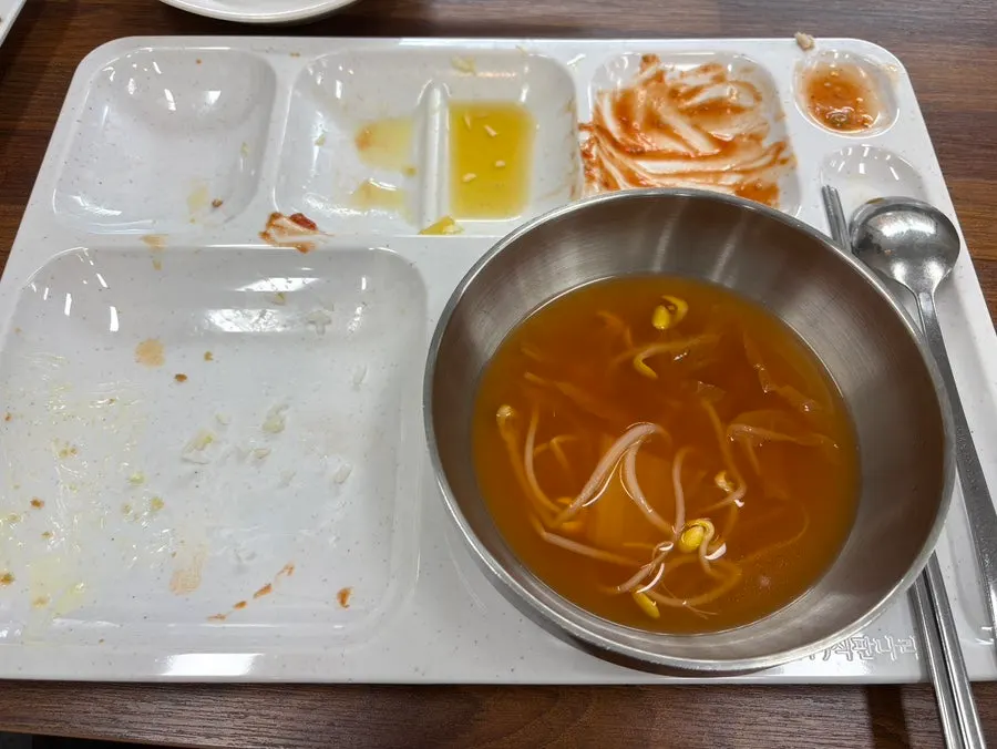 깨끗이 비운 식사 후 그릇