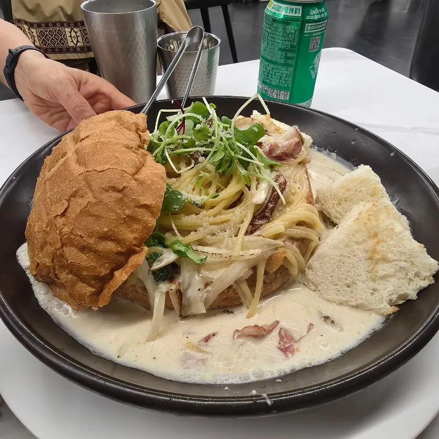 Pane cream pasta served in a wide bowl