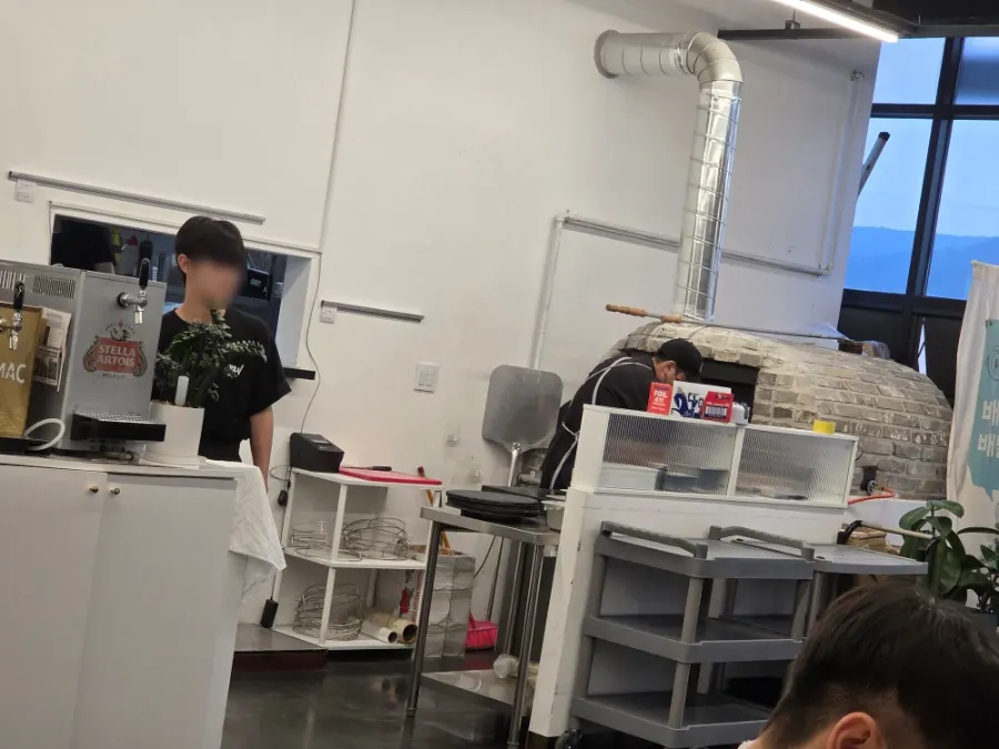매장 안쪽에 자리한 대형 화덕