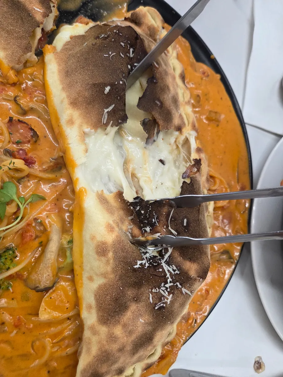 치즈가 흘러나오는 로제 베이컨 깔조네