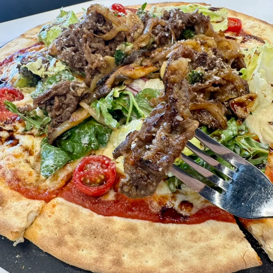 Wood-fired pizza with bulgogi and vegetables