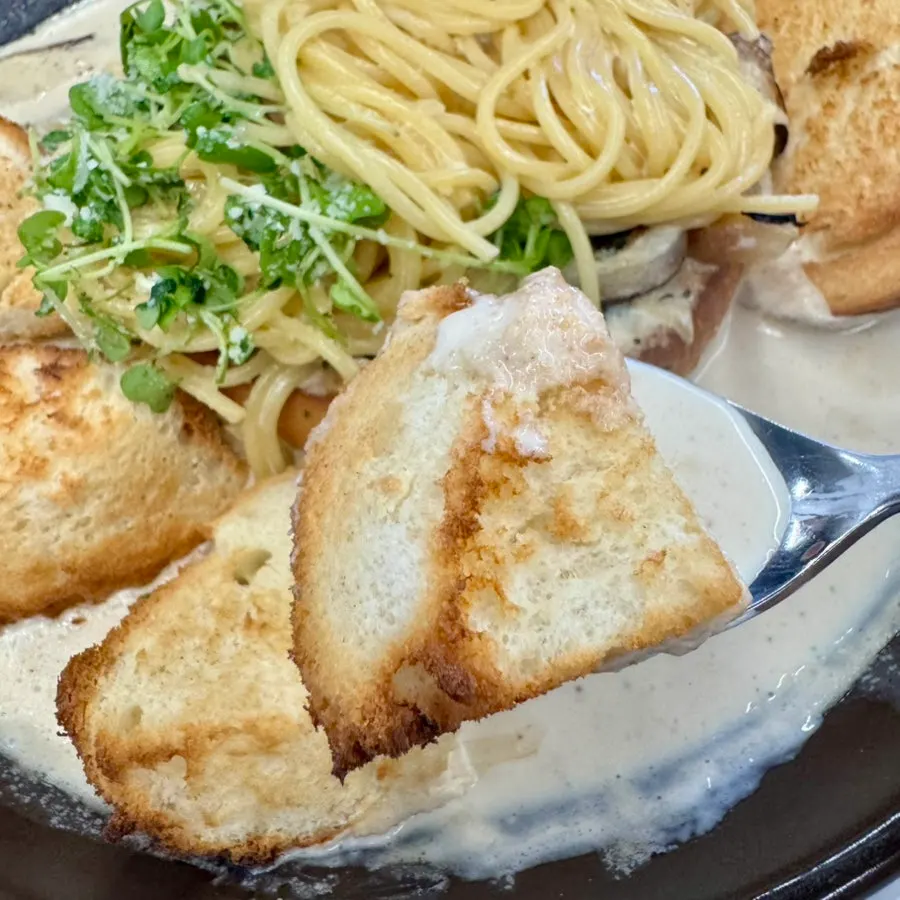 Cream pane pasta eaten with bread