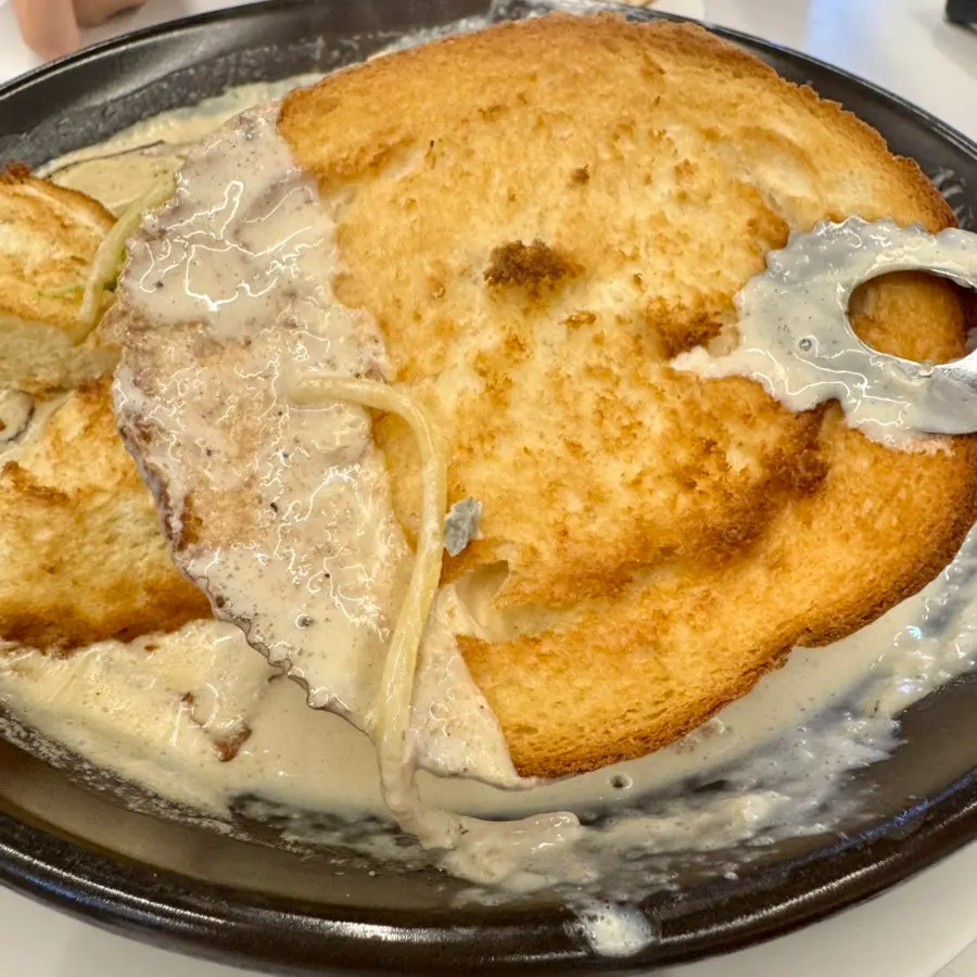 Cream pasta with crisp bread