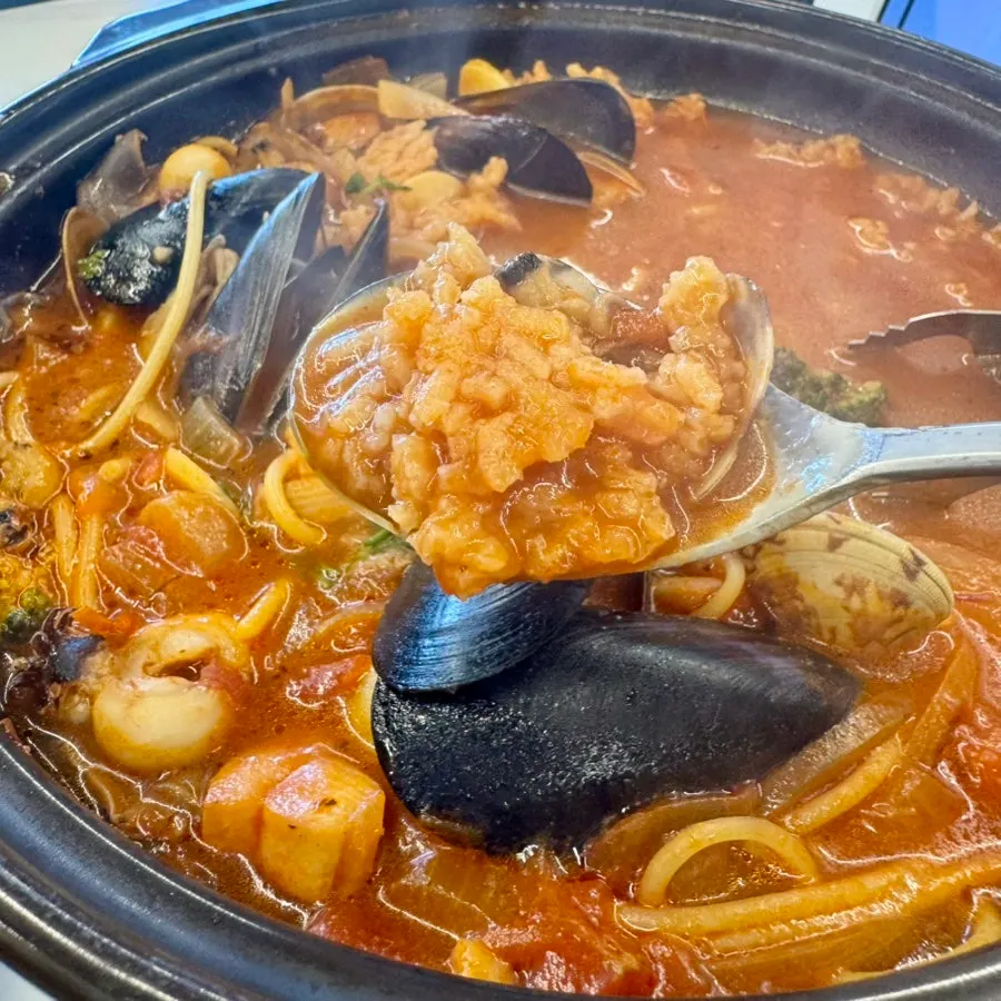 Seafood pesce pasta with scorched rice