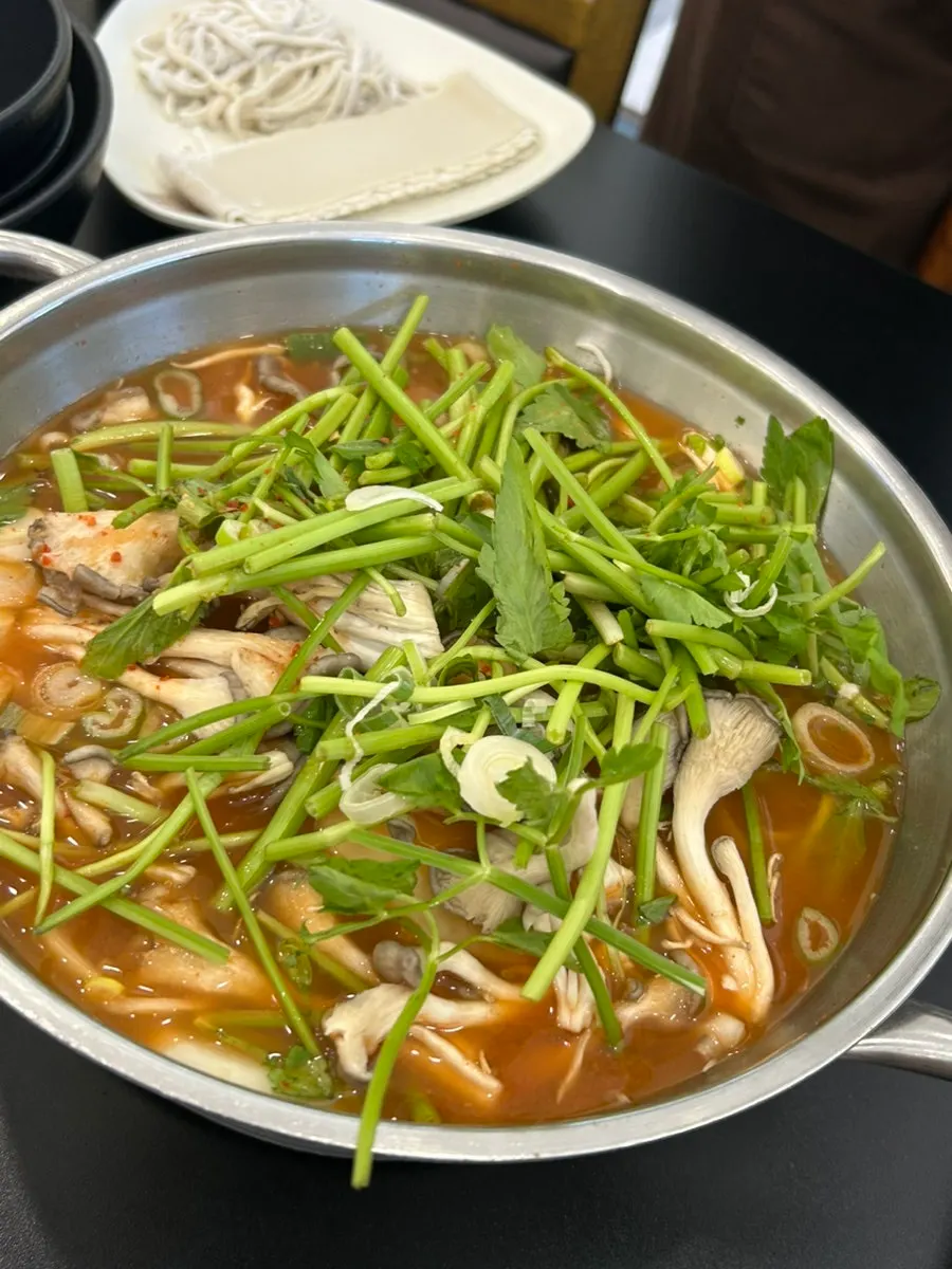 Full shabu-kalguksu spread served after ordering