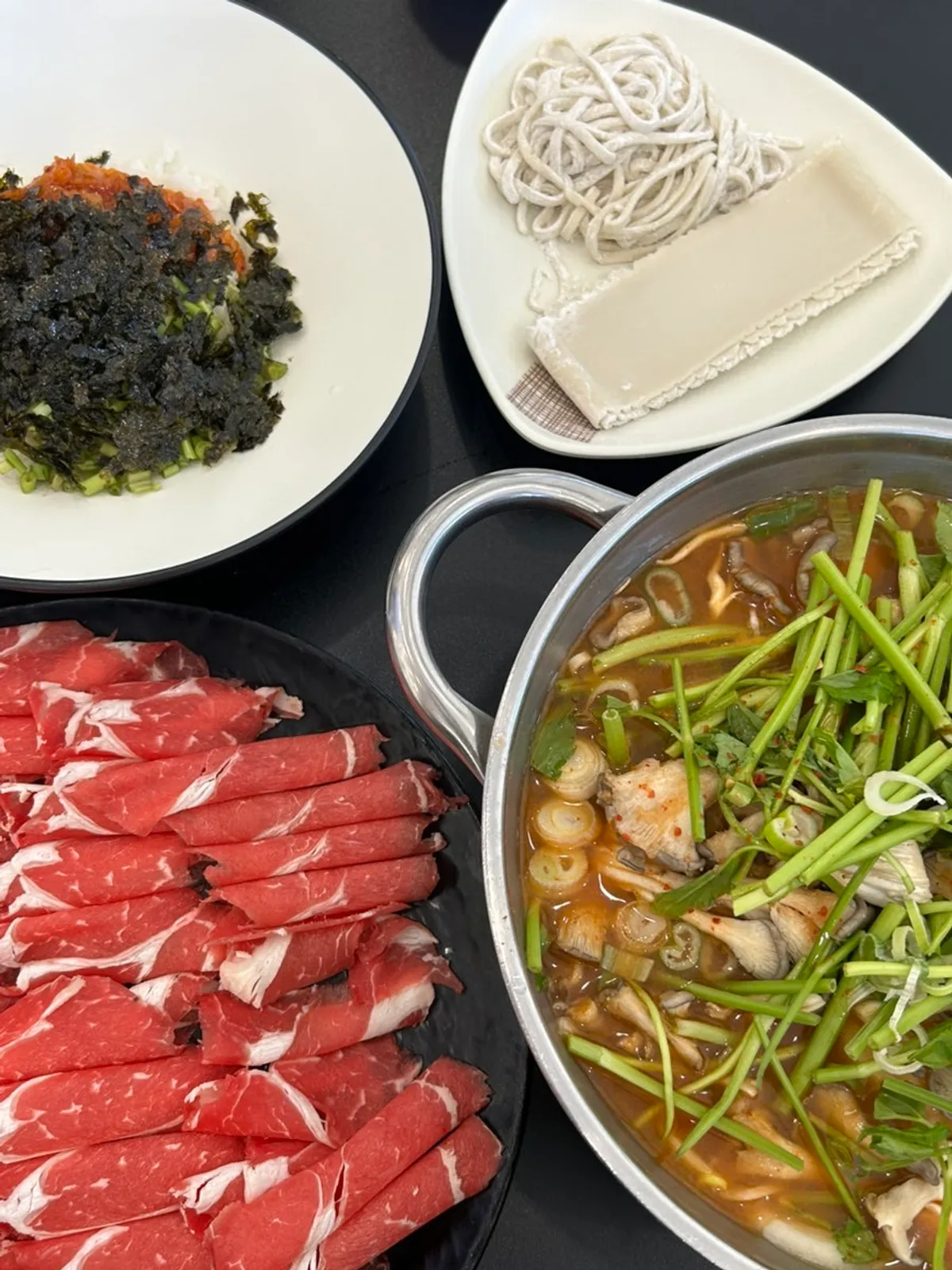Shabu-kalguksu spread with extra sirloin