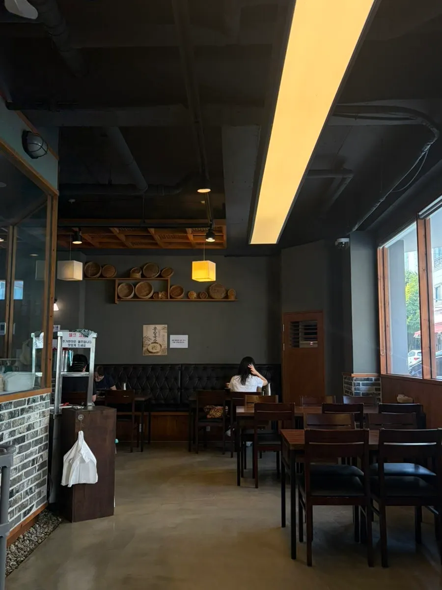 Table layout in the inner section of Yongja 1 Gwanpyeong Branch