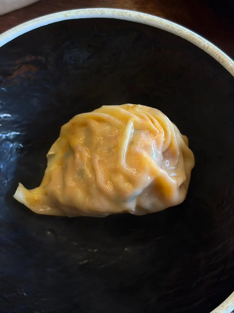 Uniformly shaped hand-pinched steamed dumplings