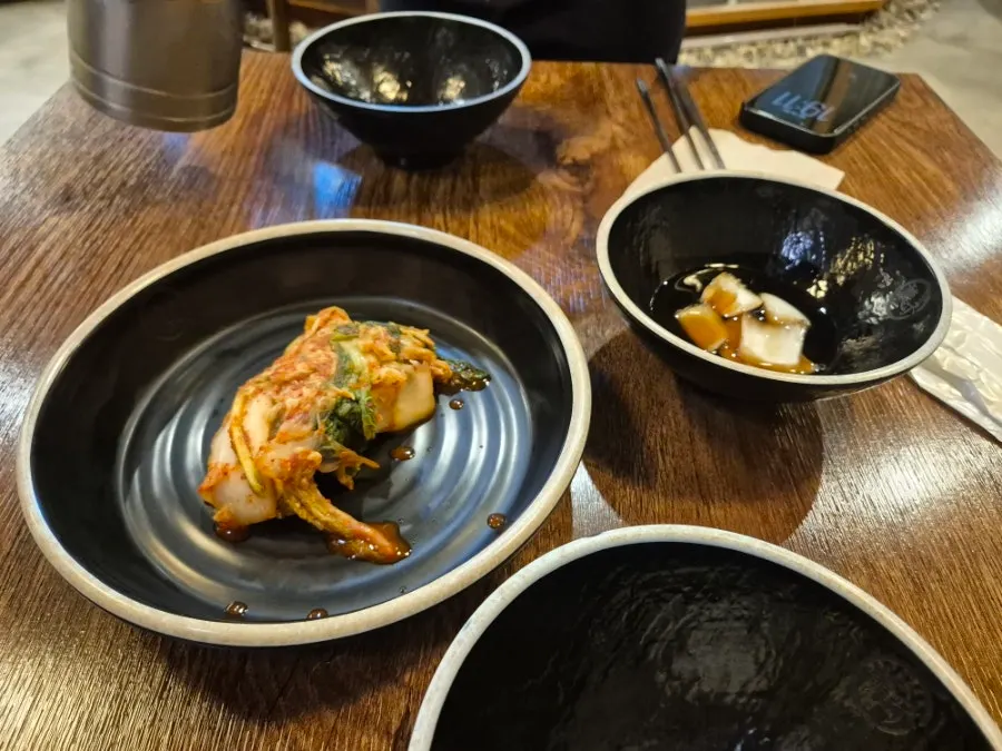 넓은 그릇에 담겨 나온 김장김치 밑반찬