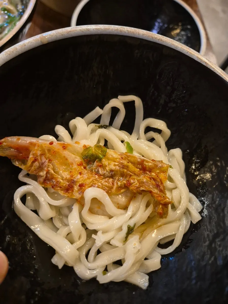 양념장이 넉넉히 올라간 비빔칼국수