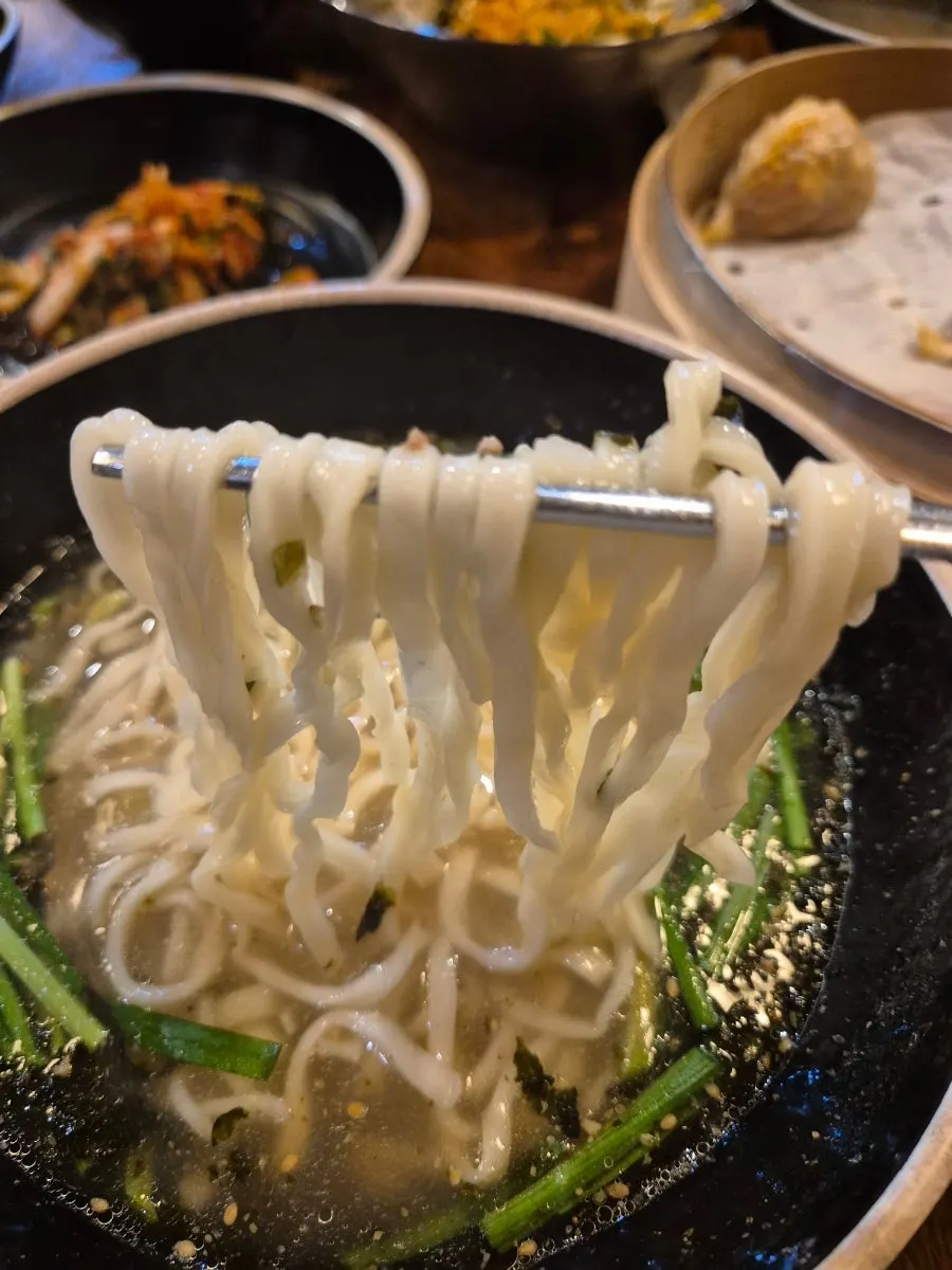 비빔칼국수 면발과 아삭한 고명