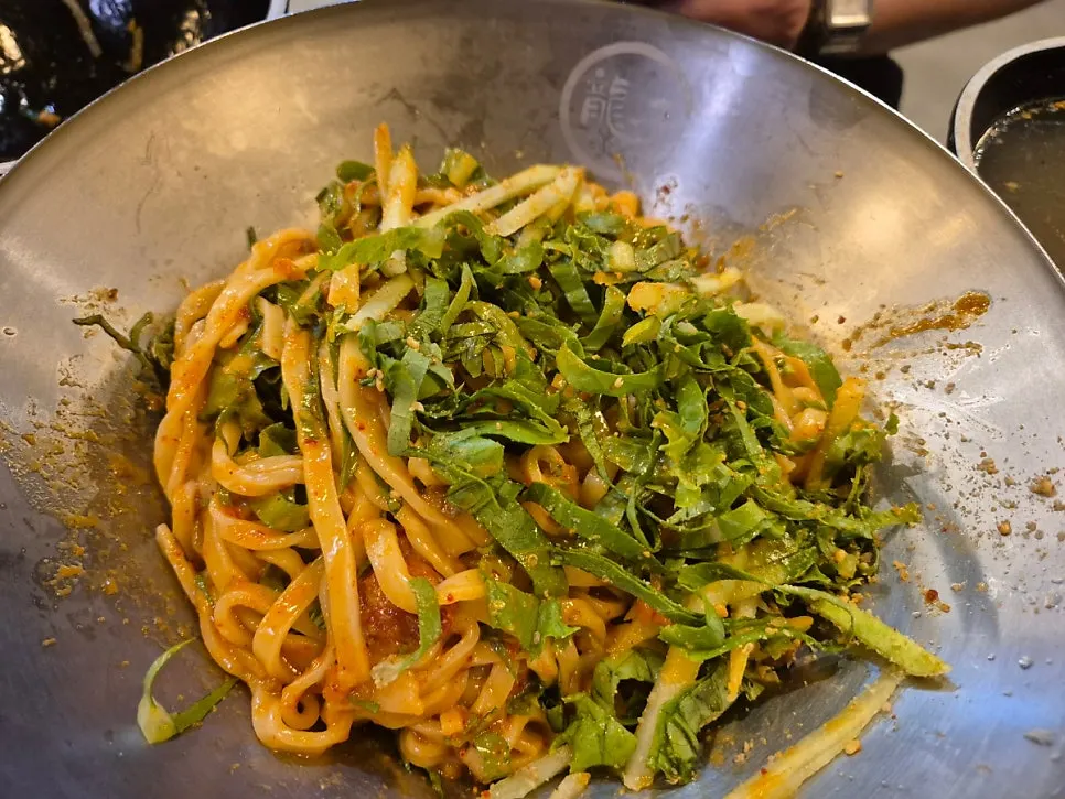 비벼낸 비빔칼국수 한 그릇