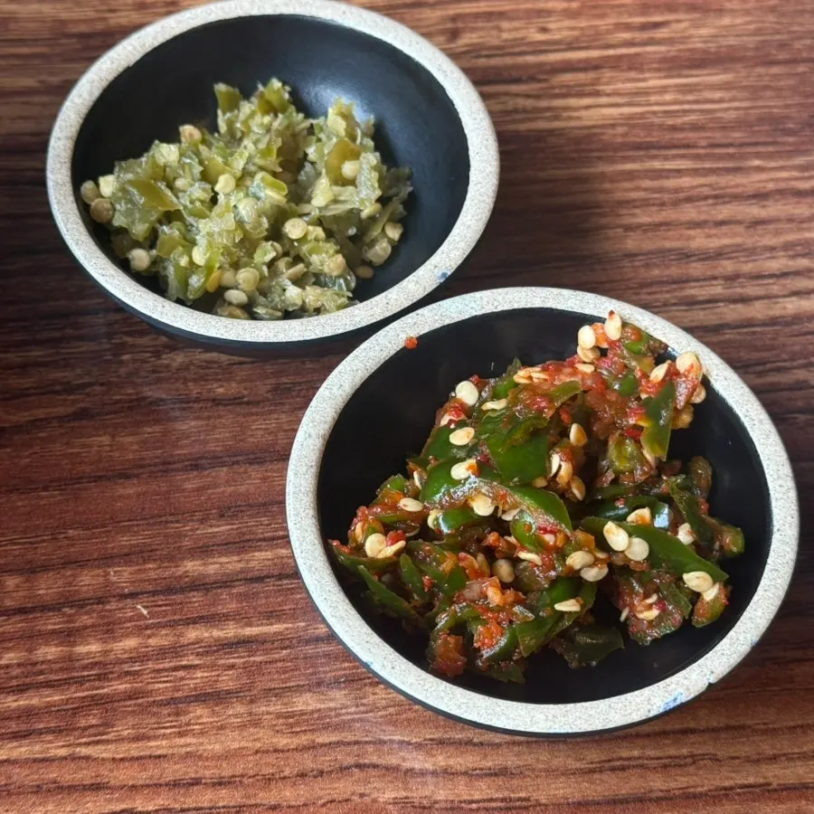반찬과 양념이 놓인 셀프코너