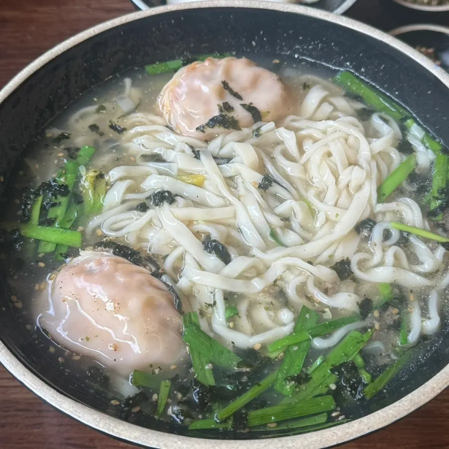 양이 많은 칼국수 면발 클로즈업