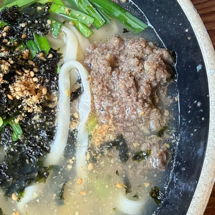칼만두국 위의 큰 김치만두