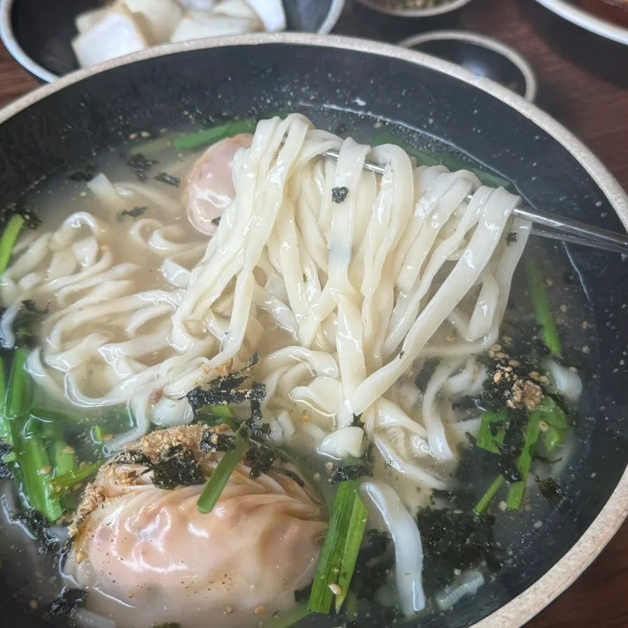 손으로 빚은 만두 모양