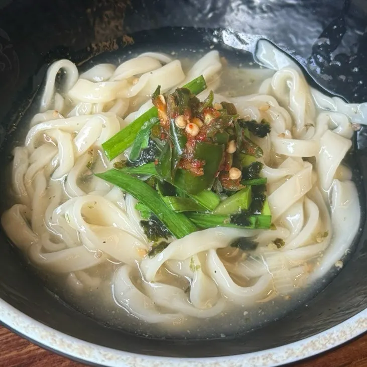 다대기를 풀어 넣은 칼국수