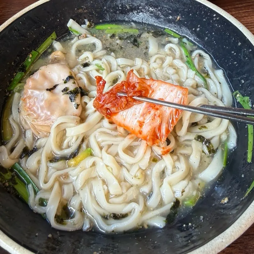 칼국수 면을 건져 올린 모습