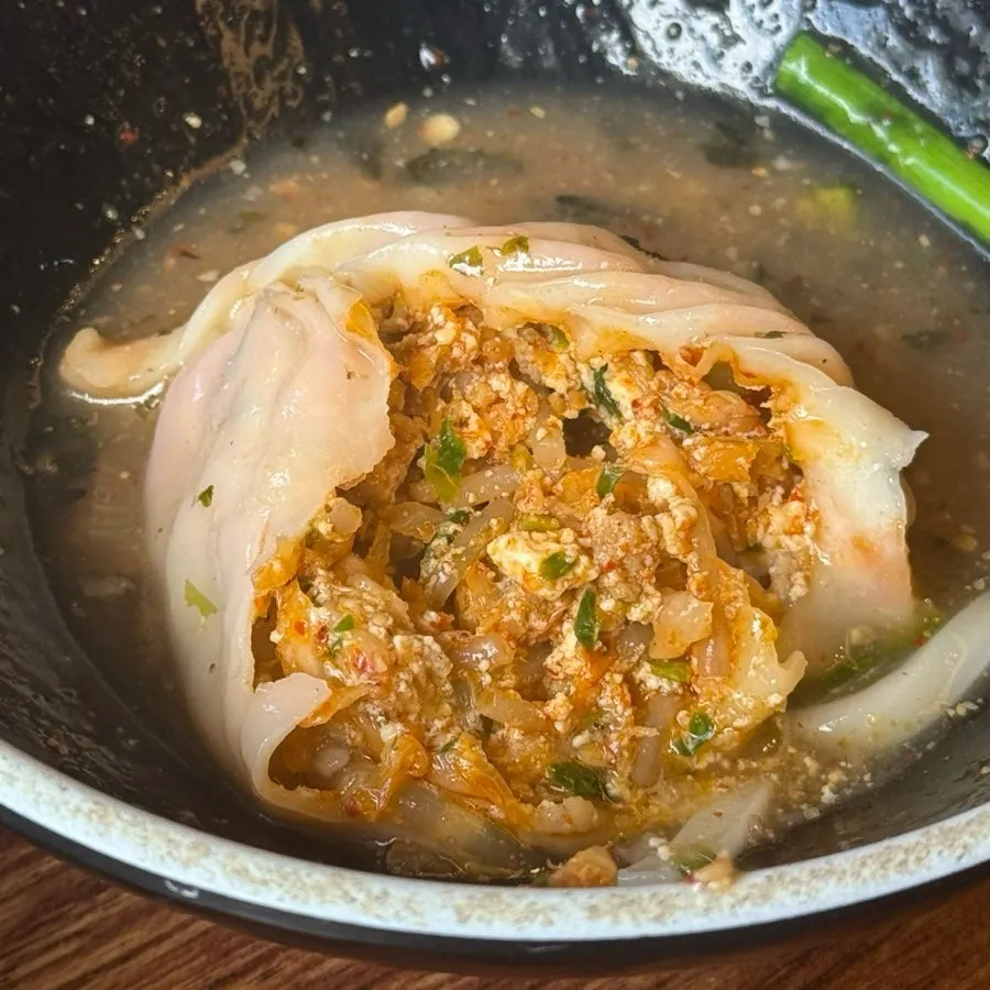 칼국수와 겉절이 김치를 함께 담은 접시