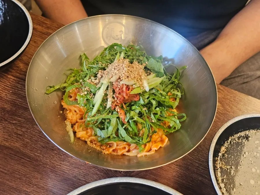 Spicy mixed bibim kalguksu