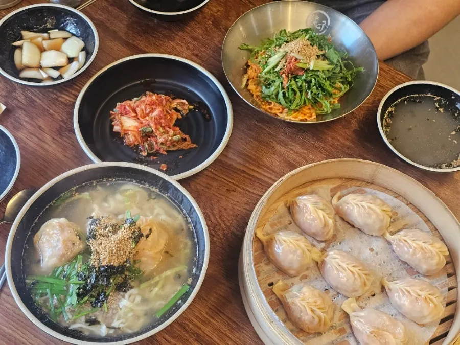 Kimchi dumplings eaten together with pickled onions