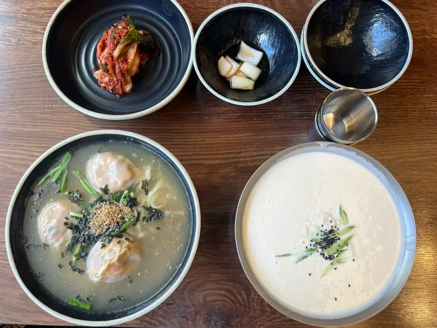 Tables at Yongja 1 Gwanpyeong Branch during lunchtime