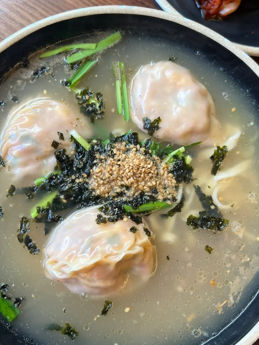 House-cut noodles lifted from the kong-kalguksu