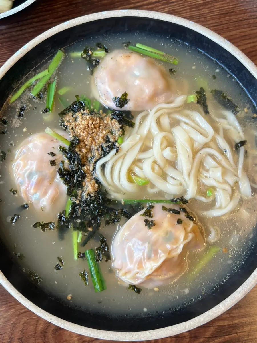 Kalmandu-guk with three dumplings inside