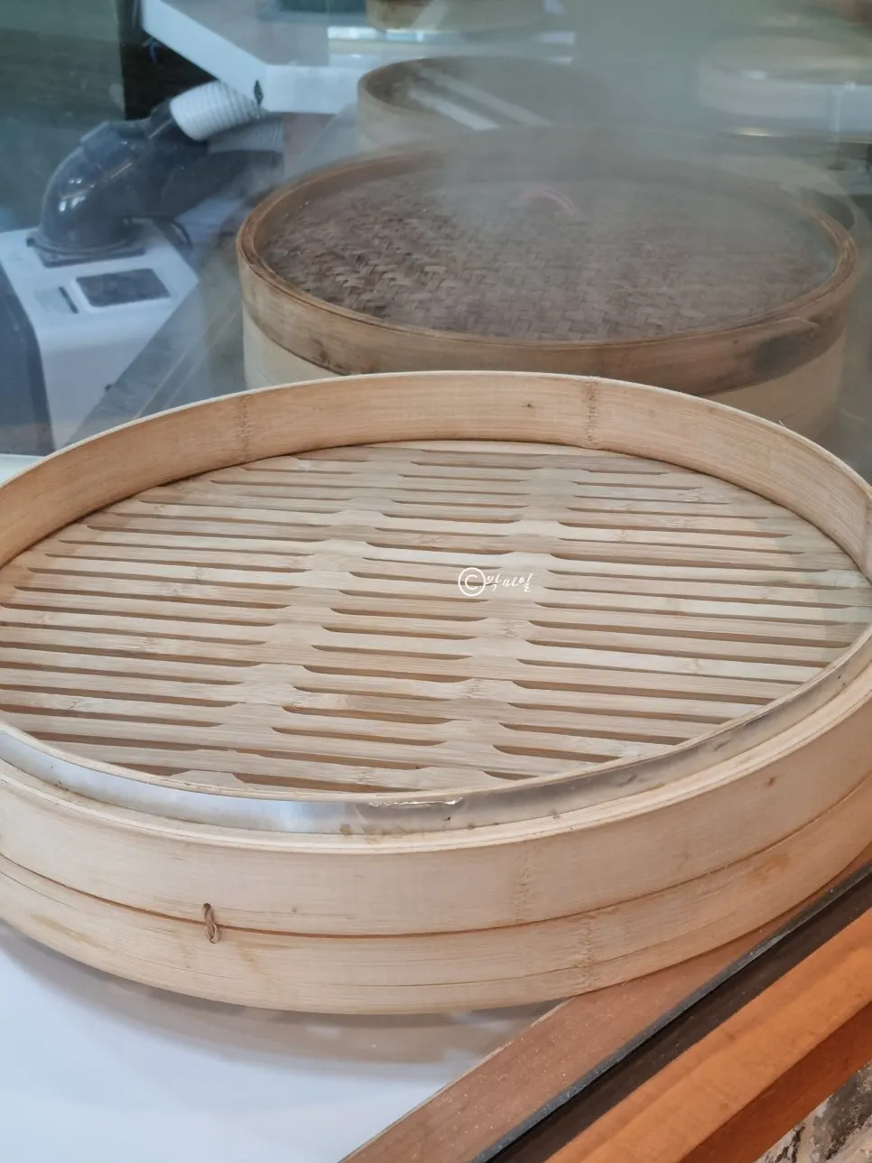 자가제면 칼국수 작업이 보이는 매장 내부