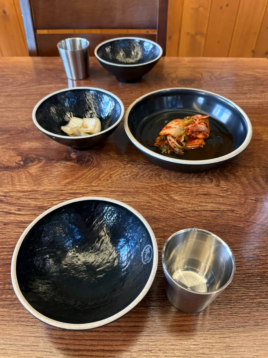 겉절이와 양파절임이 놓인 기본 세팅
