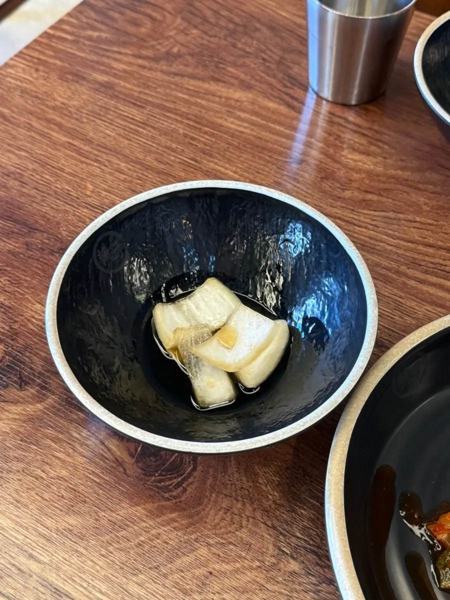 밑반찬 양파절임 접시
