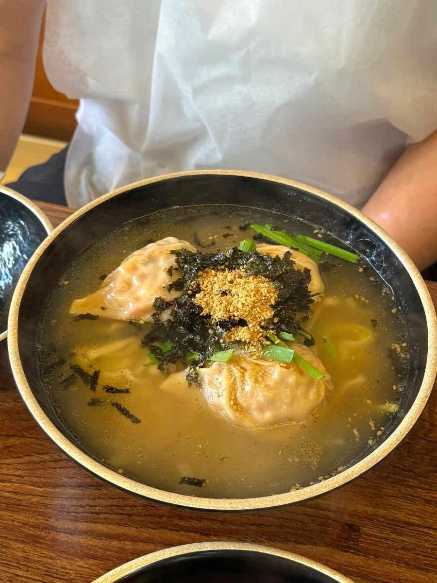 상에 차려진 칼만두국 한 그릇