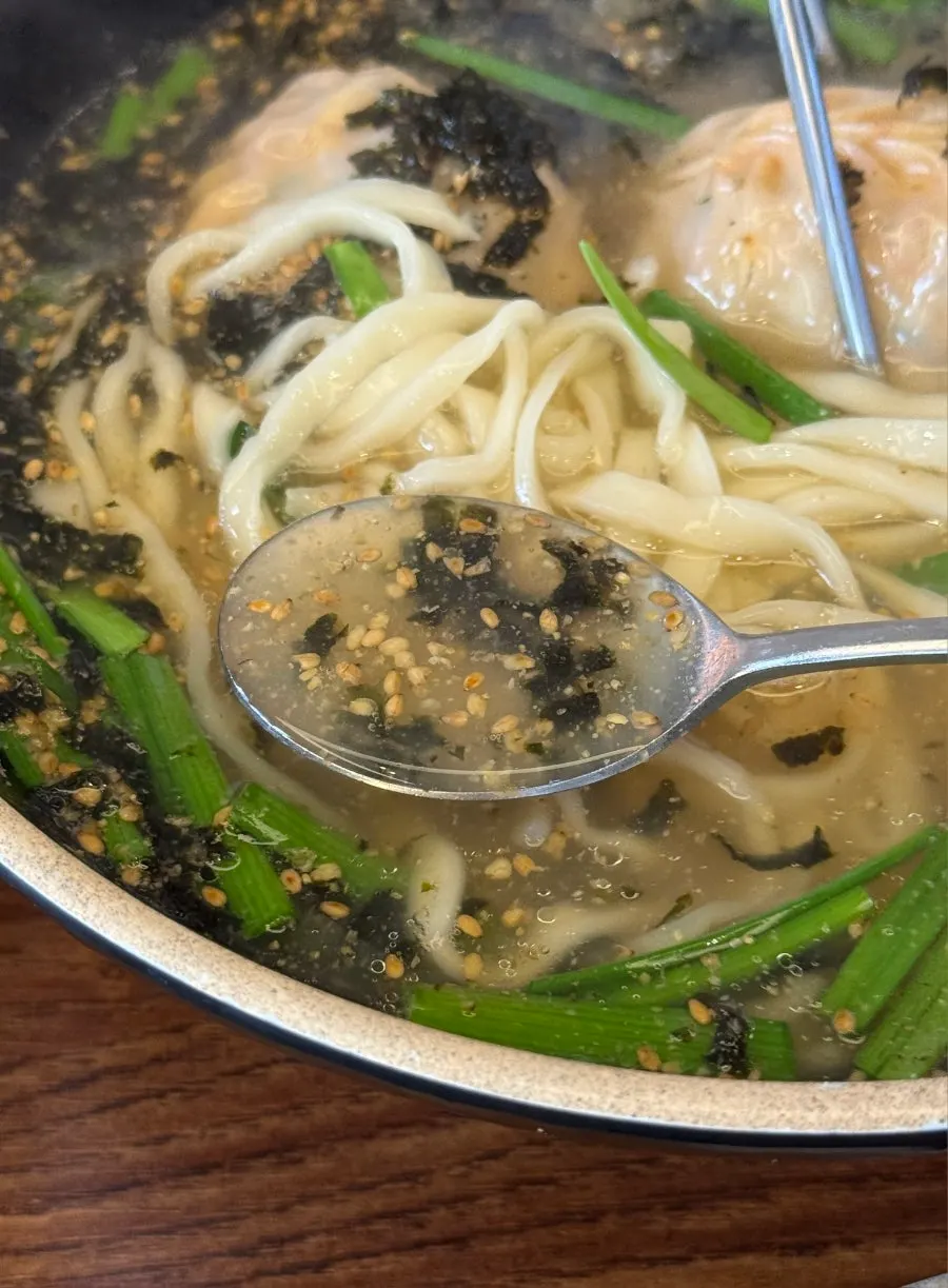 만두가 담긴 칼만두국 클로즈업