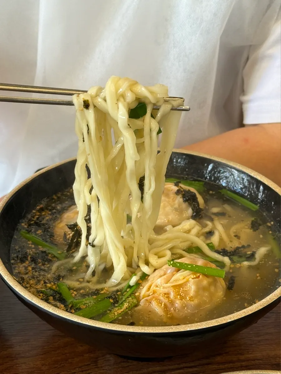 젓가락으로 들어 올린 자가제면 칼국수 면발
